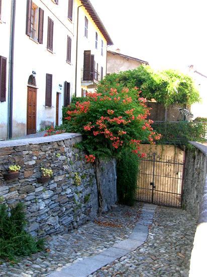 مبيت وإفطار Brissago-Valtravaglia Le Camelie المظهر الخارجي الصورة